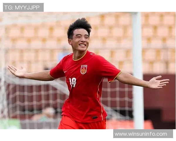 追逐梦想与荣耀的少年足球迷与明星的心灵碰撞