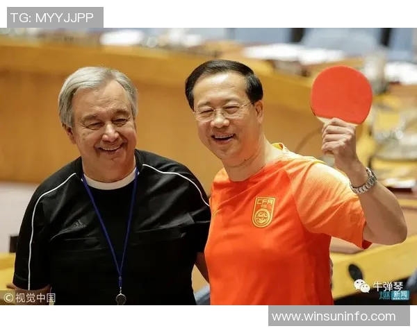 足球明星齐聚一堂共同庆祝荣耀时刻的精彩瞬间集体合影