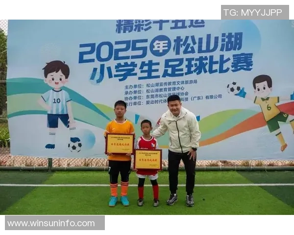 足球明星与小足球迷的梦想之旅共同追逐绿茵场上的荣耀与激情 足球明星与小足球迷的梦想之旅共同追逐绿茵场上的荣耀与激情