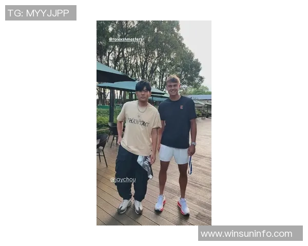 足球明星与周杰伦同框合影展现音乐与体育的完美融合